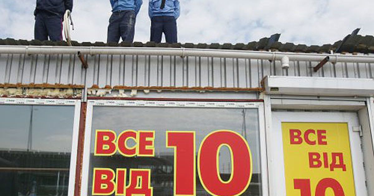 Близько 50 підприємців зробили спробу перешкодити демонтажу кіосків вздовж Броварського проспекту. Кілька активістів були затримані. / © УНІАН