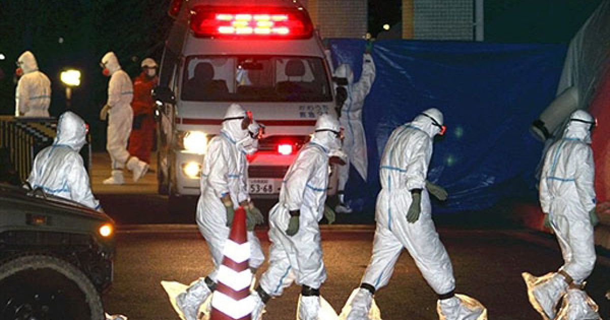 Японія, Фукусіма. Робочі в костюмах радіаційного захисту готуються до дезактивації ліквідаторів аварії на АЕС, які отримали високу дозу радіаційного опромінення під час роботи на пошкодженій АЕС "Фукусіма-1". / © AFP