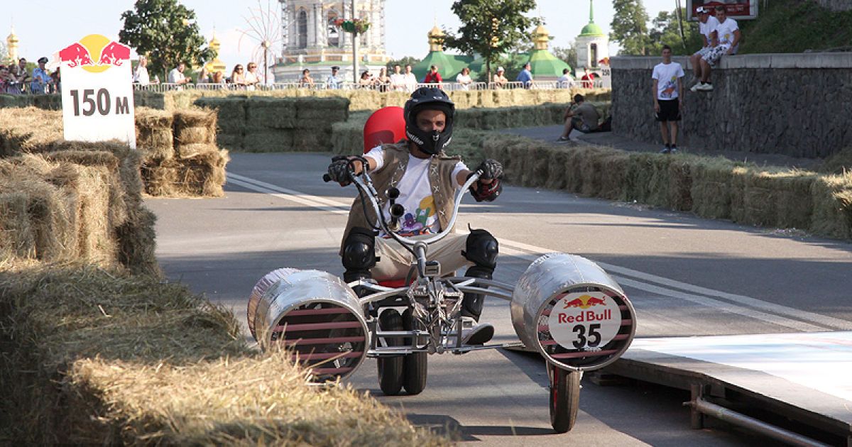 В Києві провели грандіозні перегони &mdash; шоу-ралі на саморобних автомобілях "Red Bull Ралі на тарантасах".