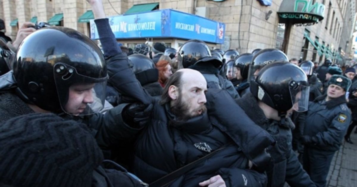 Росія, Москва. Російські офіцери ОМОНу затримали прихильника опозиції під час мітингу на захист статті 31 Конституції Росії, яка гарантує право на зібрання. / © AFP