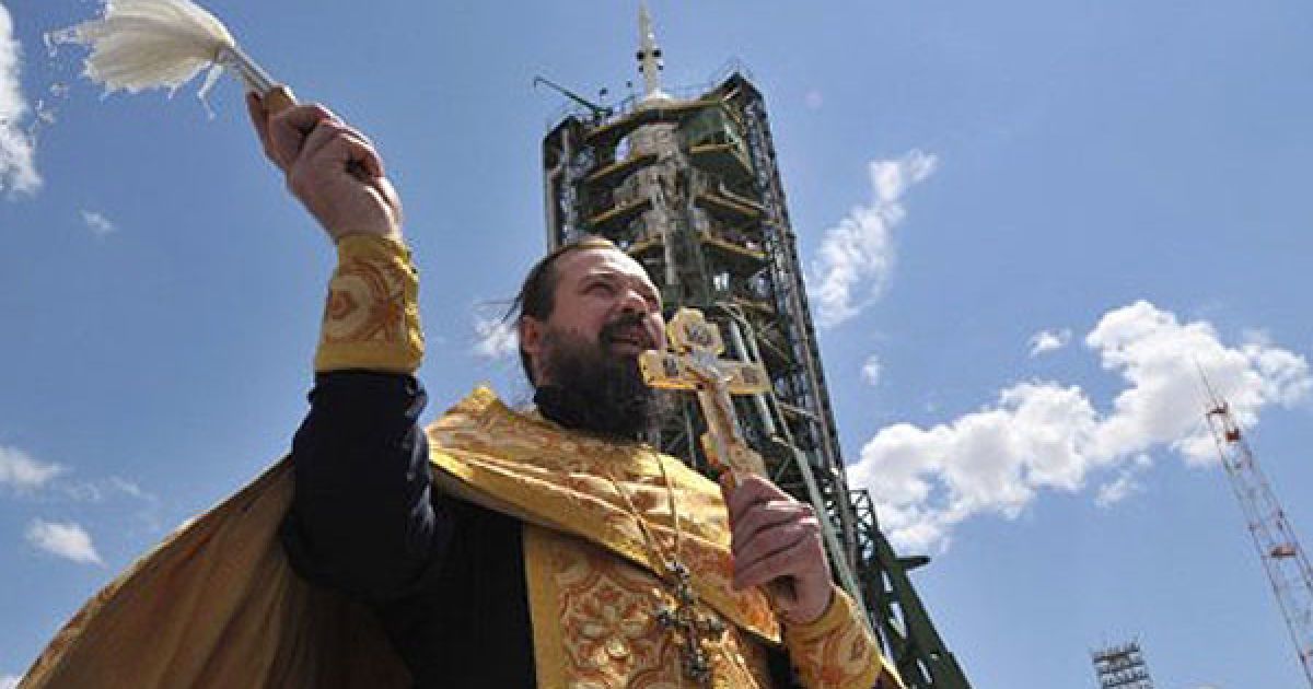 Казахстан, Байконур. Російський православний священик благословляє корабель "Союз ТМА-02М" на стартовому майданчику космодрому "Байконур". "Союз ТМА-02М" з американцем Мішелем Фоссумом, росіянином Сергієм Волковим і японцем Сатоші Фурукава на борту стартує на МКС 8 червня. / © AFP