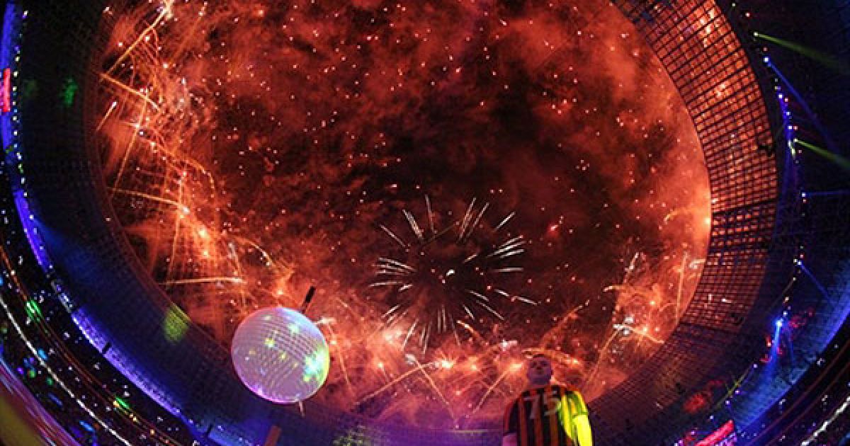 Україна, Донецьк. Феєрверки злітають над стадіоном "Донбас-арена" під час грандіозного святкування 75-річчя футбольного клубу "Шахтар" у Донецьку. / © AFP