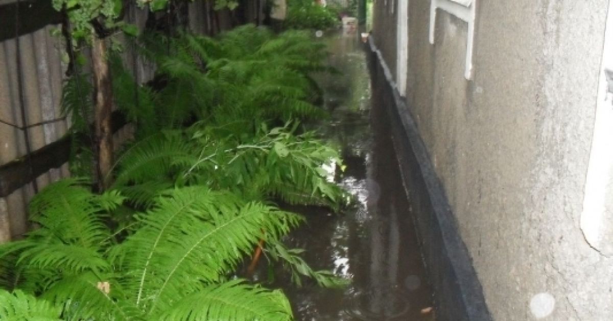 Через сильний дощ підтопило мікрорайон Бортничі, води було по коліно, затопило сараї та будинки. / © Gazeta.ua