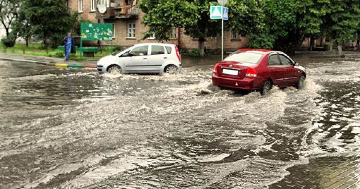 У Києві через сильні зливи було затоплено кілька вулиць, на дорогах маршрутки плавали по вікна у воді. / © Комсомольская правда в Украине