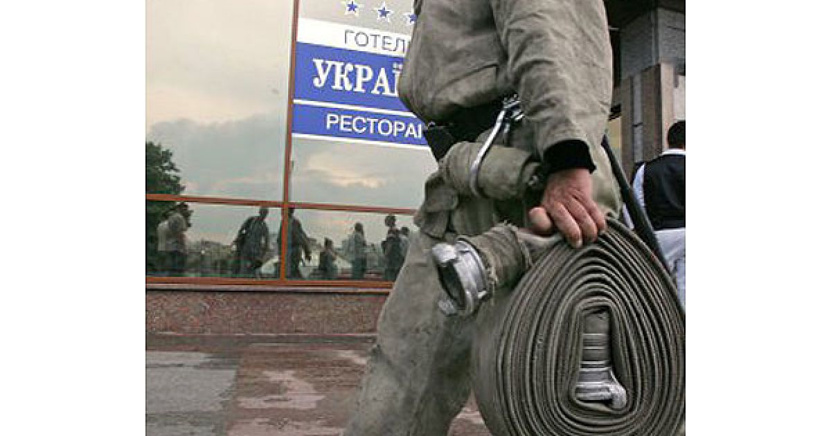 У гасінні пожежі брали участь близько 12 пожежних бригад, це близько 60 людей особового складу МНС. / © УНІАН