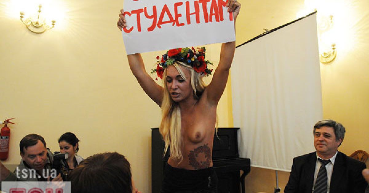 Жіночий рух FEMEN провів топлес-акцію протесту "Євробомж-2012" проти виселення студентів з гуртожитків перед проведенням Євро-2012.