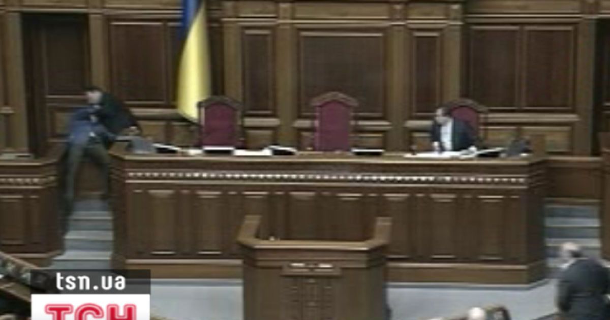 Перший віце-спікер Маритнюк схопив депутата Ляшка руками за горло і перекинув його через дверцята до президії.