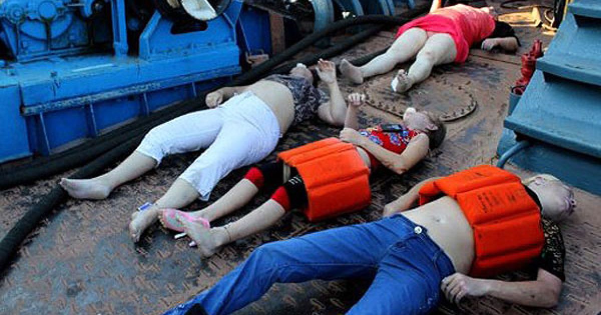 На поверхню вже підняли тіла 72 осіб, у дитячій кімнаті корабля знайдено близько 50 тіл дітей. / © AFP
