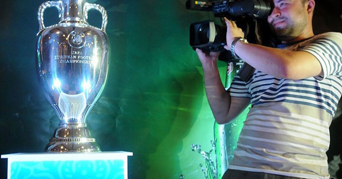 У Львові відбулась презентація головного трофею чемпіонату Європи з футболу Євро-2012 &mdash; Кубка УЄФА / © ZAXID.NET