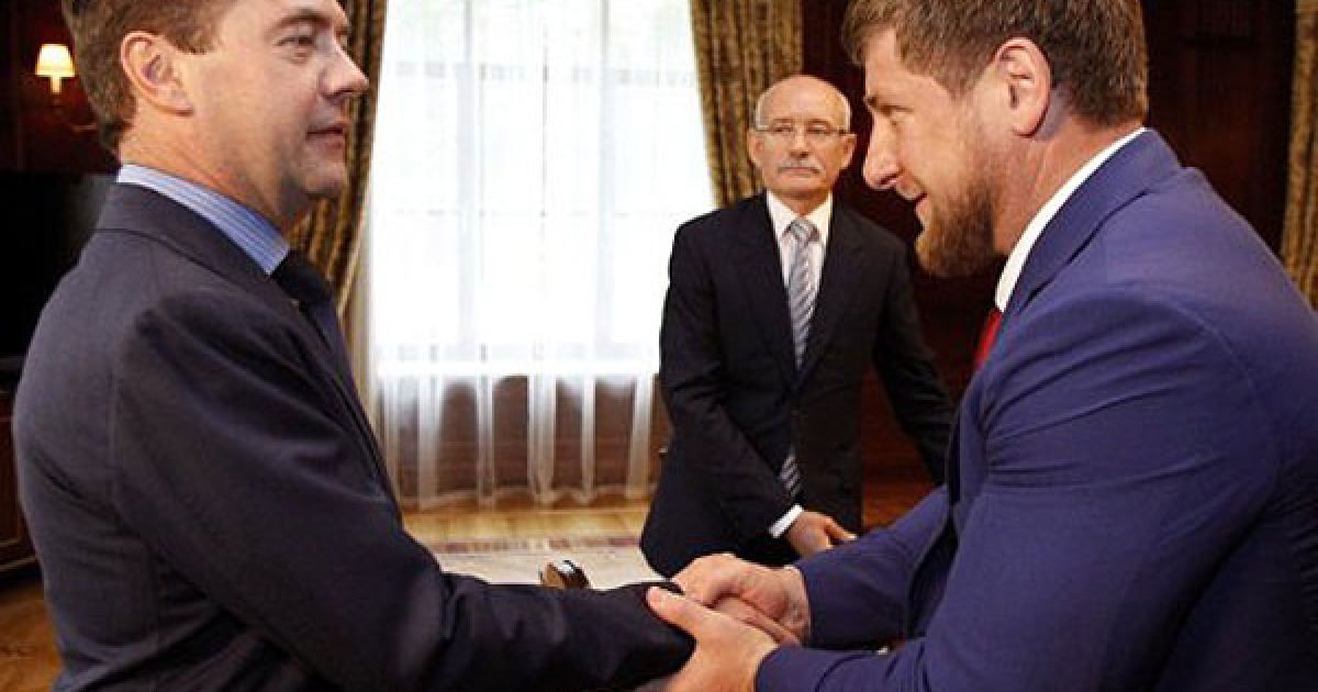Росія, Горки. Президент Росії Дмитро Мєдвєдєв вітає лідера Чечні Рамзана Кадирова під час зустрічі з російськими регіональними лідерами у резиденції Горки під Москвою. / © AFP