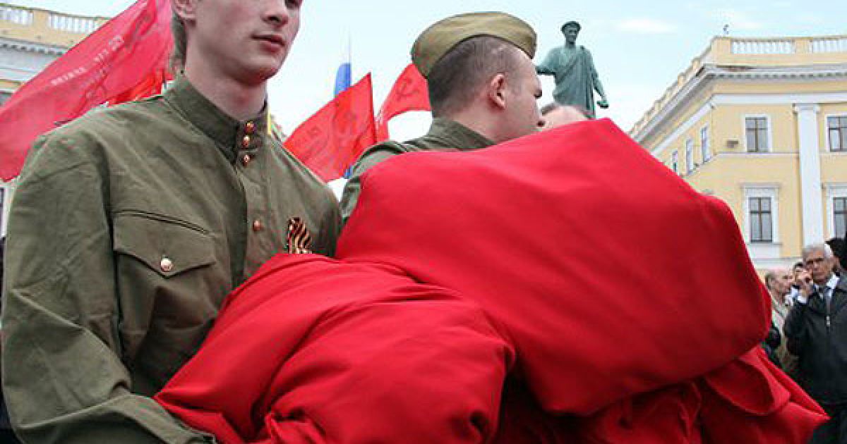 9 травня представники молоді планують пронести гігантський прапор у Києві по Хрещатику. / © УНІАН