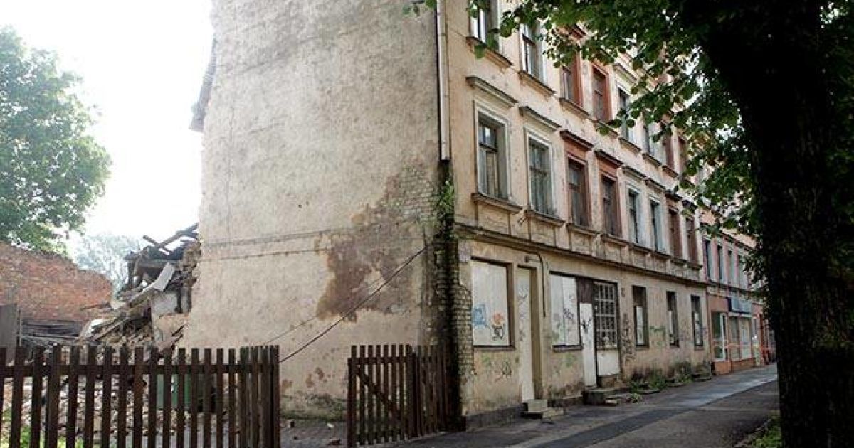 Під час сильного буревію в Ризі блискавка зруйнувала стіну нежитлового п&#039;ятиповерхового будинку. / © kasjauns.lv