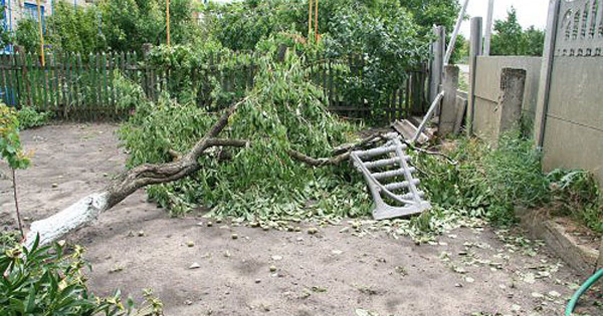 В Костянтинівці (Запорізька область) ураган позривав дахи з десятків будинків / © УНІАН