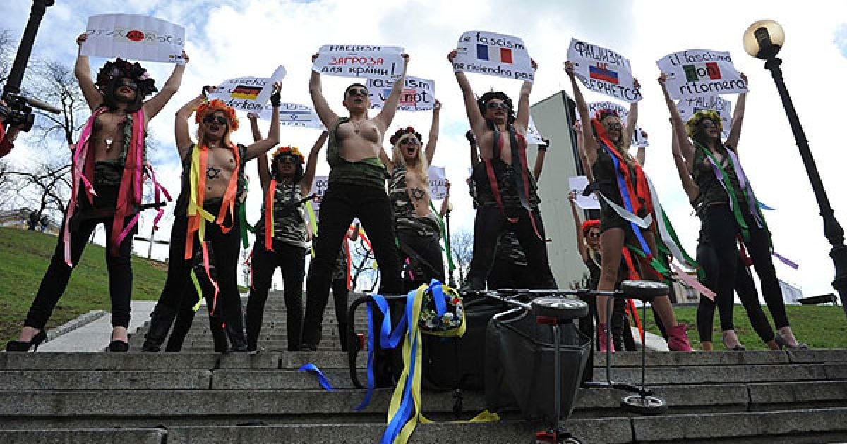 Рух FEMEN присвятив акцію "Фашизофренія" у Києві Міжнародному дню визволення в&#039;язнів фашистських концтаборів. / © Жіночий рух FEMEN