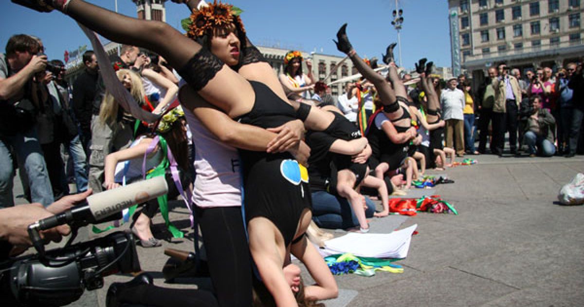 Дівчата з руху FEMEN у відвертих позах "рогаток" закидали яйцями і помідорами портрет президента Білорусі Олександра Лукашенка. / © Жіночий рух FEMEN