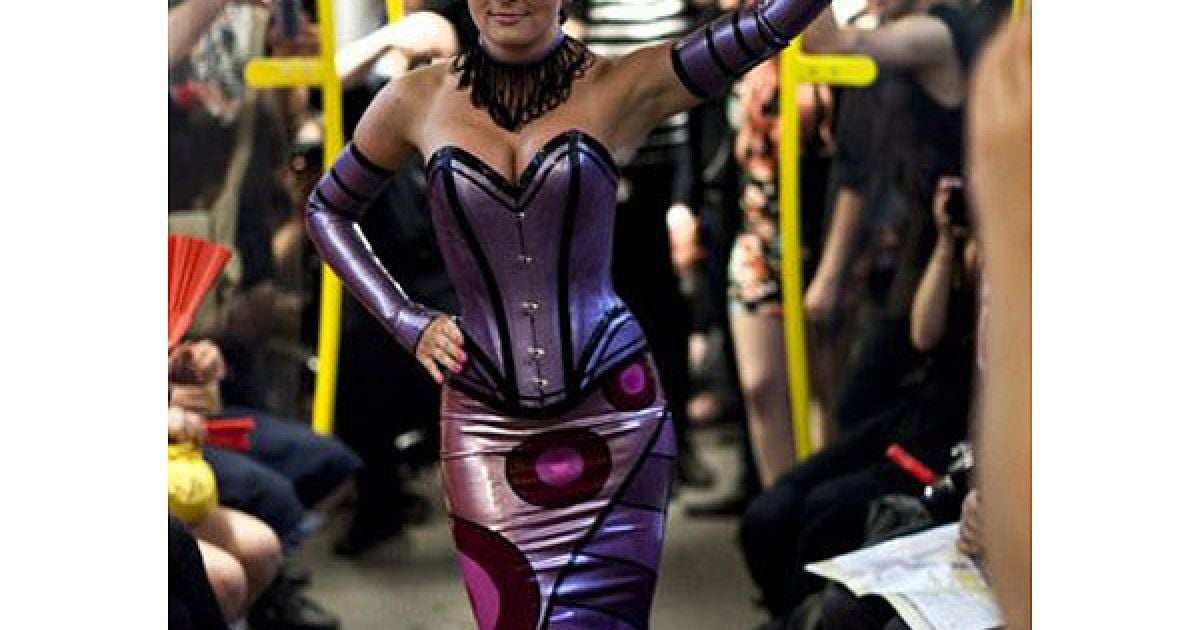 Шоу-показ моди "Underground Catwalk" провели у берлінському метро. / © AFP