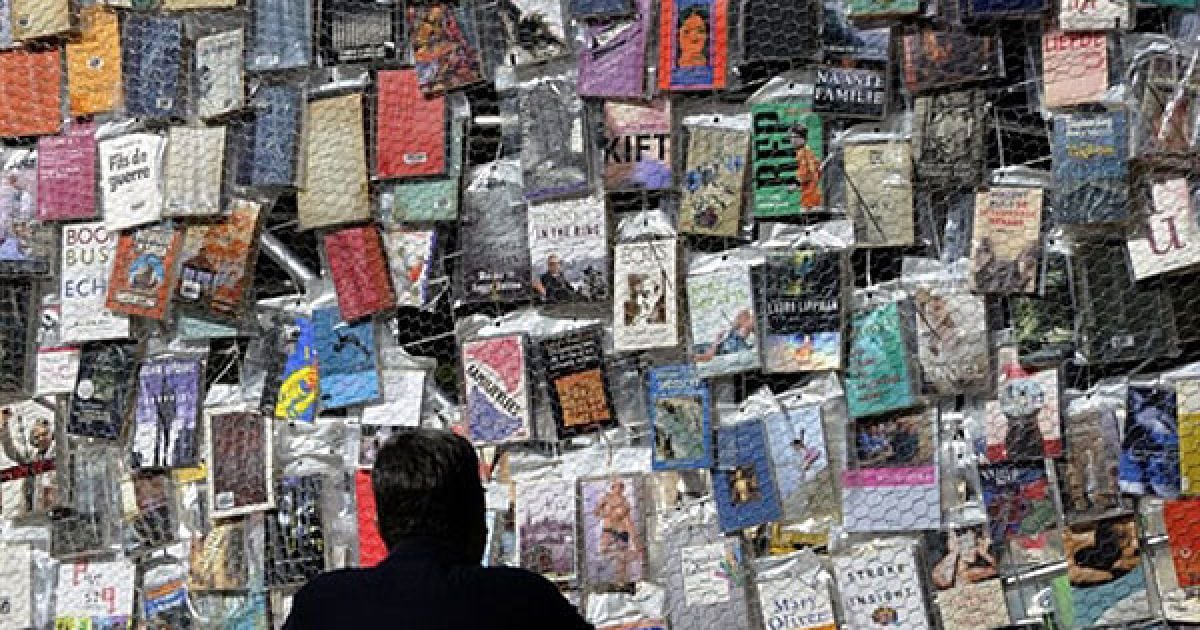 Книжки, з яких побудовано Вавілонську вежу, написані на всіх мовах світу авторами з Європи, Америки, Азії та Африки / © AFP
