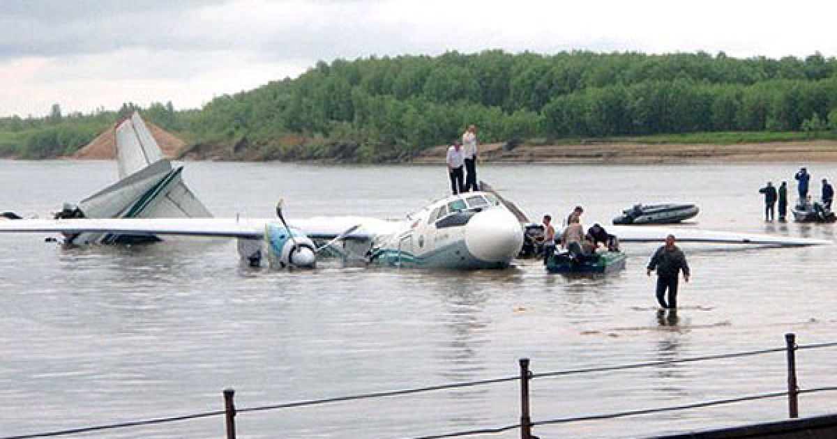 Росія, Пасажирський літак АН-24, що належить авіакомпанії "Ангара", був змушений здійснити аварійну посадку на річку Обь у Сибіру. Під час посадки загинули щонайменше 5 осіб. Аварія сталась через те, що лівий двигун літака загорівся. Фото AFP/Агентство новин TV2 / © AFP