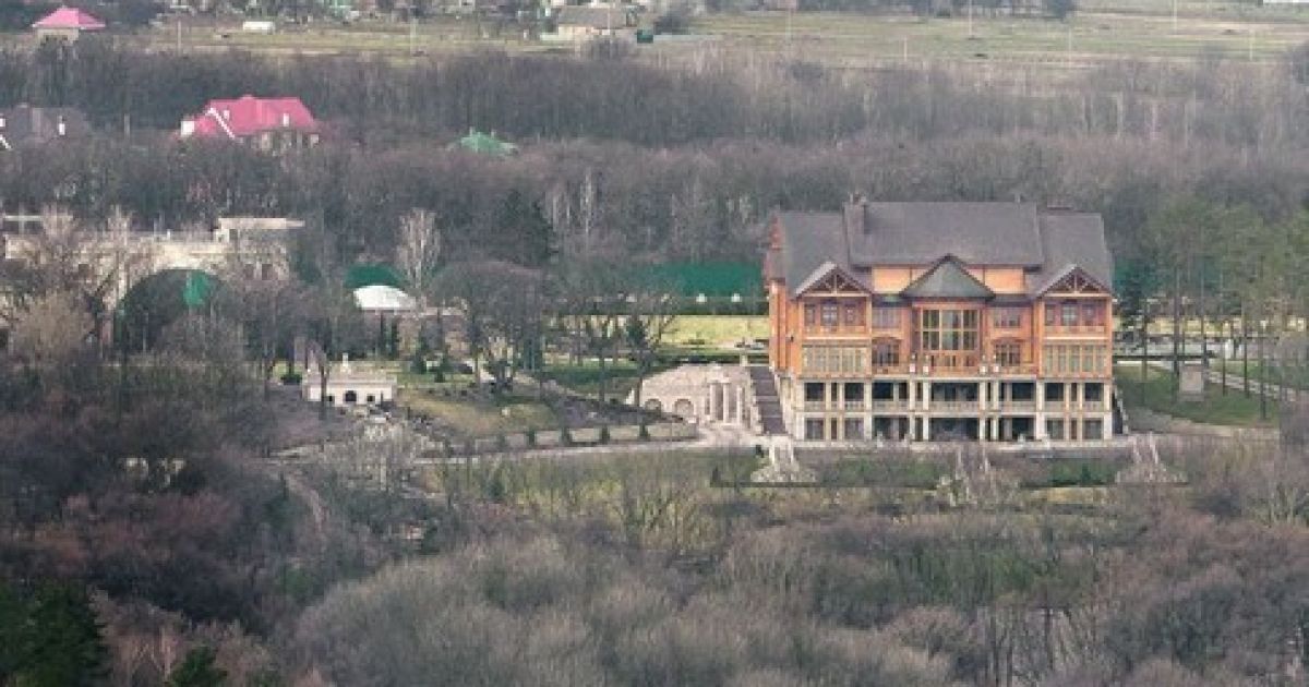 Журналісти здійснили політ над резиденцією президента на вертольоті. / © Сегодня