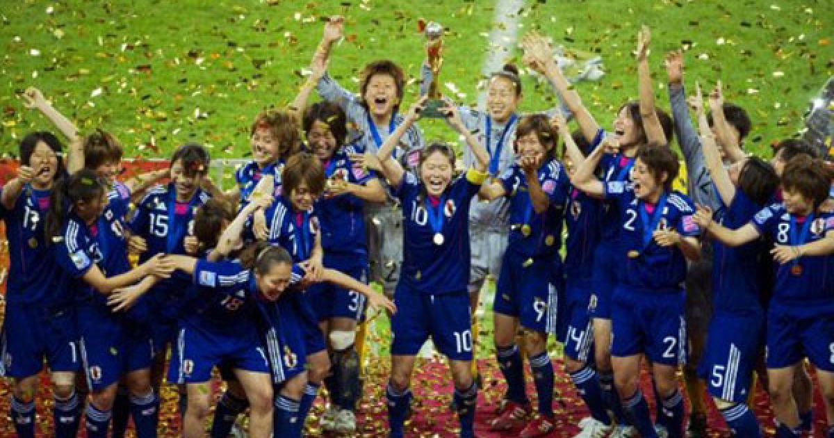 Німеччина, Франкфурт-на-Майні. Жіноча збірна Японії з футболу святкує перемогу у фінальному матчі чемпіонату світу ФІФА серед жінок проти збірної США. Японія виграла за серією пенальті з рахунком 3:1. / © AFP