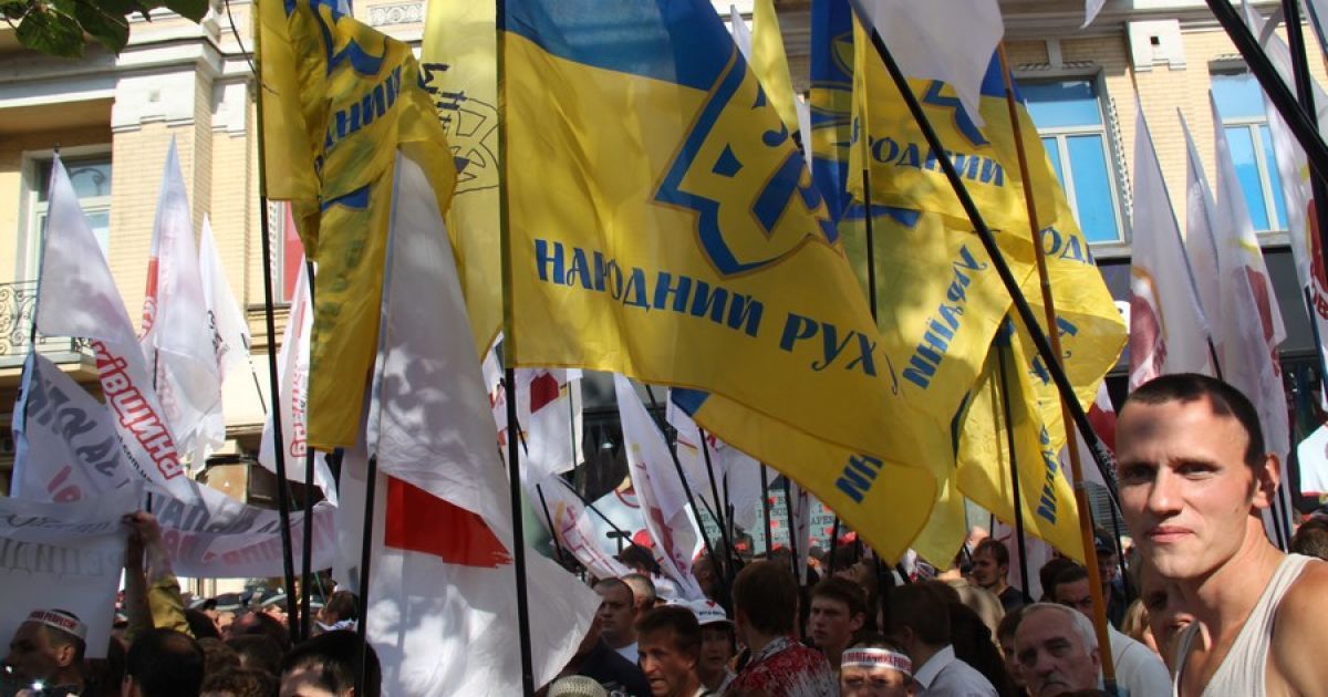 Перед Печерським судом в Києві, де слухається газова справа Тимошенко, зібралися тисячі прибічників екс-прем&#039;єра. / © bilozerska.livejournal.com