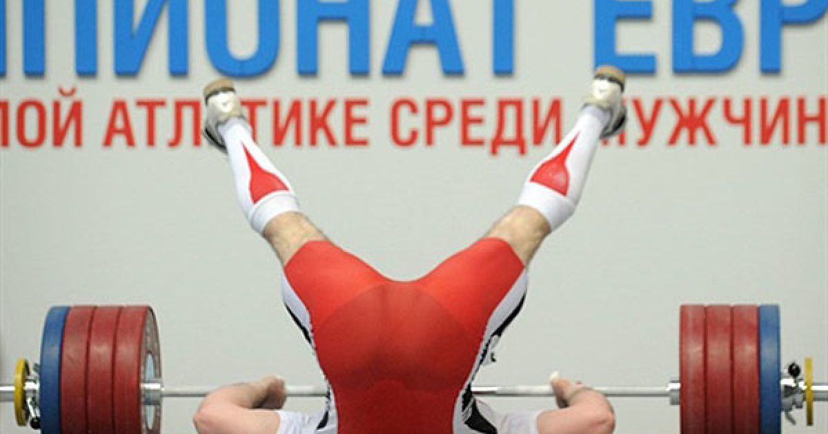 Росія, Казань. Український важкоатлет Олексій Торохтій падає після того, як він взяв вагу у фінальних змаганнях Чемпіонату Європи з важкої атлетики у Казані. / © AFP