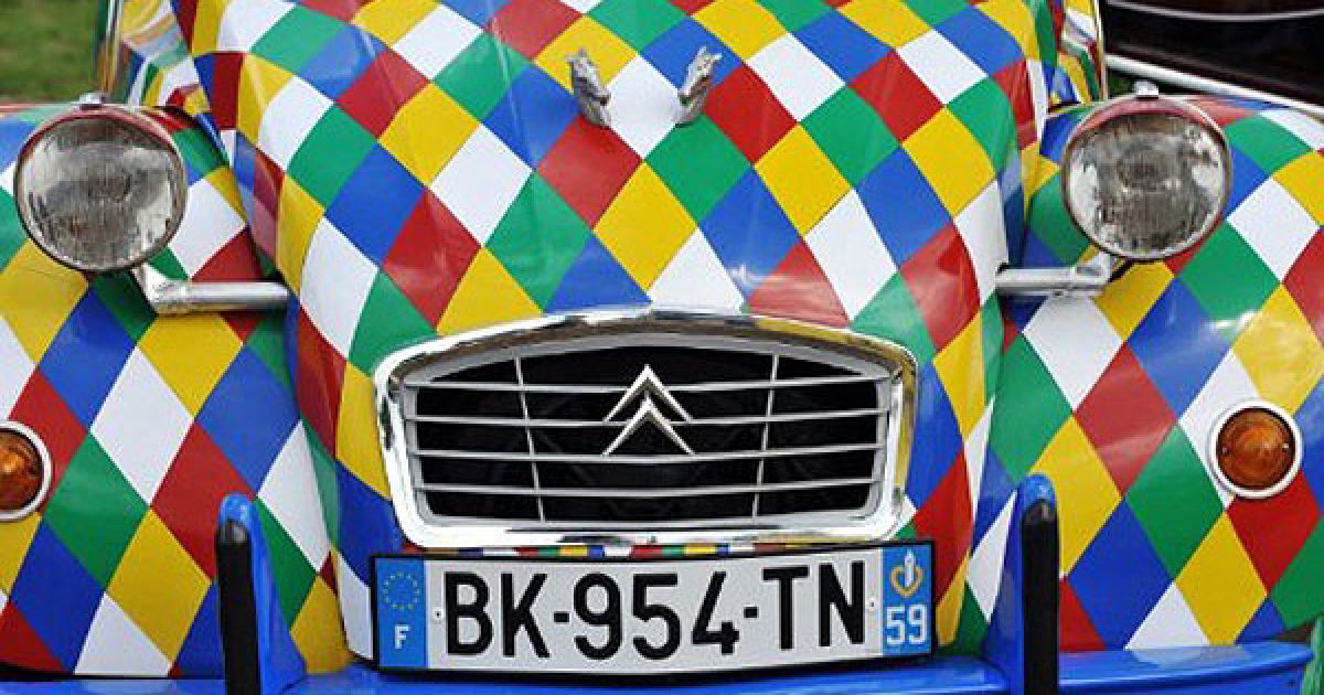 Франція, Сальбрі. Автомобіль Citroen 2CV, пофарбований у яскраві кольори, виставлено у французькому західному місті Сальбрі під час проведення 19-ої міжнародної зустрічі "Друзів 2CV". / © AFP