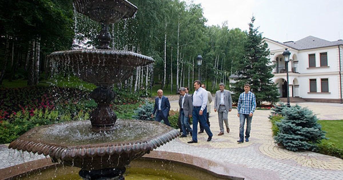 Янукович провів для журналістів екскурсію "Межигір'ям" / © President.gov.ua