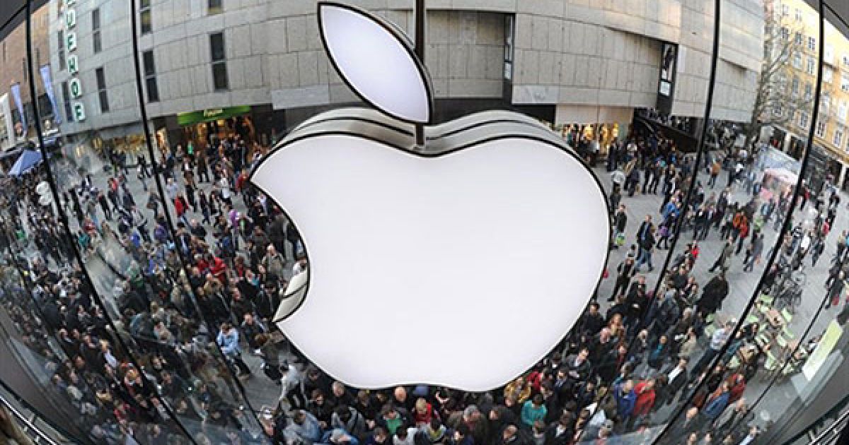 Німеччина, Мюнхен. Гігантський логотип Apple вивішений на магазині, перед яким тисячі людей чекають на офіційний початок продажу нових планшетних комп&rsquo;ютерів Apple іPad у Мюнхені. Довгоочікуваний іPad 2 надійшов у продаж до 25 країн у Європі, Океанії, Північній і Південній Америках через два тижні після офіційного запуску в США. / © AFP