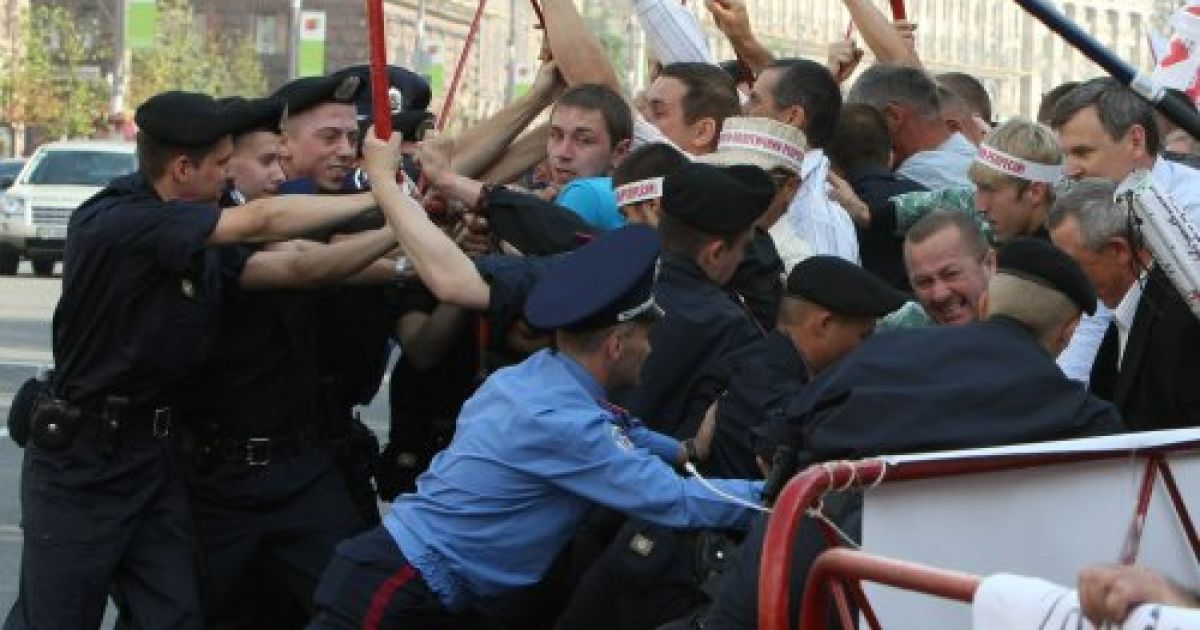 Перед Печерським судом в Києві, де слухається газова справа Тимошенко, зібралися тисячі прибічників екс-прем&#039;єра. / © УНІАН