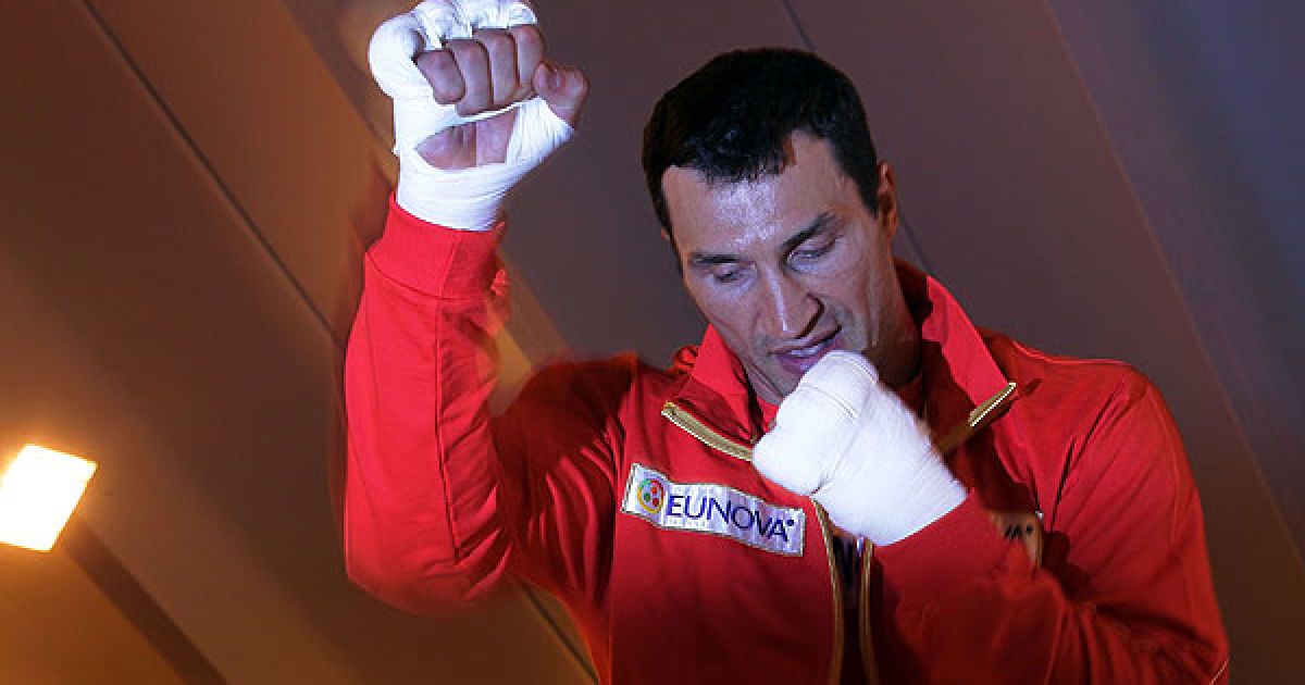 Чемпіон світу в суперважкій вазі за версіями IBF/IBO/WBO Володимир Кличко готується до бою з чемпіоном світу за версією WBA Девідом Хеєм.