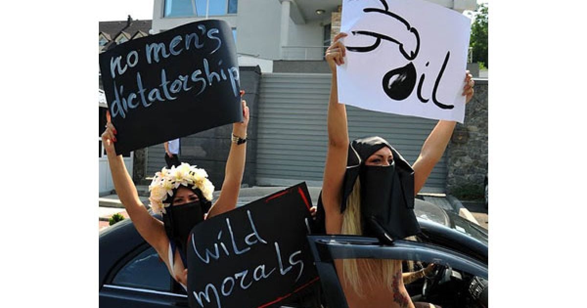 Кортеж протесту з топлес-активістками руху FEMEN заблокував посольство Саудівської Аравії на знак солідарності з жінками, яким заборонили сідати за кермо автомобіля. / © Жіночий рух FEMEN