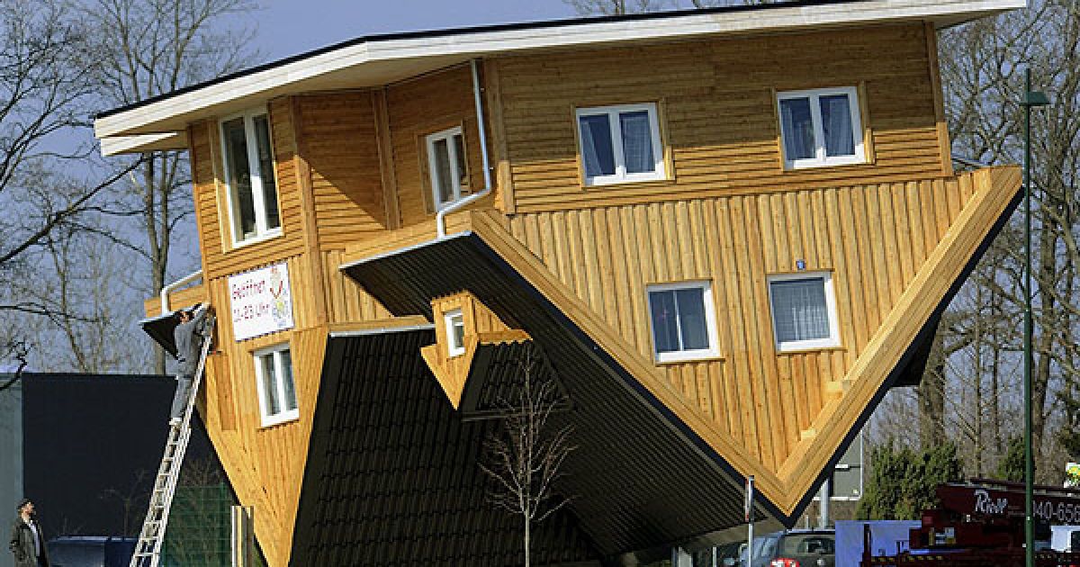 У Біспінгені (Німеччина) побудували "божевільний будинок" (Verrueckte Haus), який стоїть на догори дригом. / © AFP