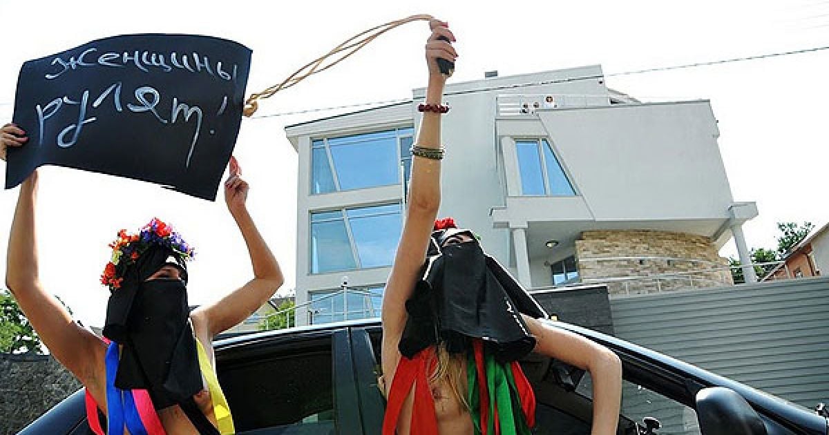 Кортеж протесту з топлес-активістками руху FEMEN заблокував посольство Саудівської Аравії на знак солідарності з жінками, яким заборонили сідати за кермо автомобіля. / © Жіночий рух FEMEN