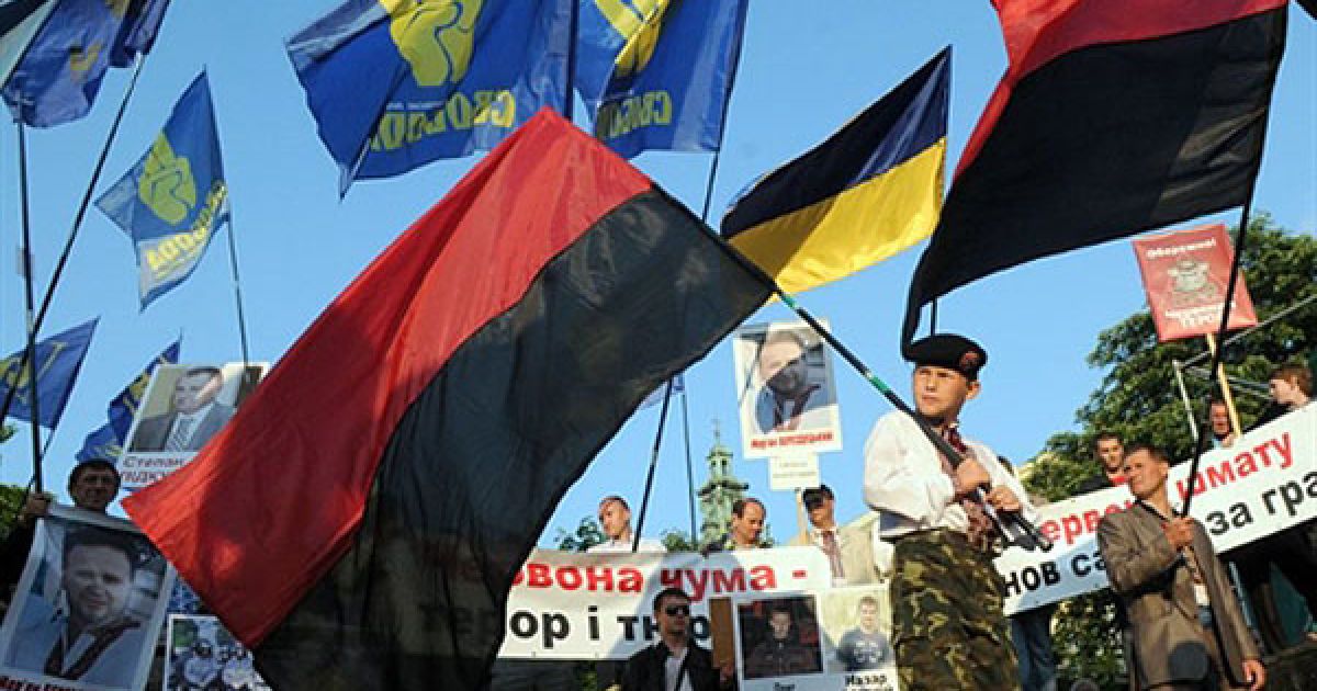 Україна, Львів. Близько 10 тисяч українських націоналістів провели у Львові акцію протесту з вимогою звільнити осіб, заарештованих після зіткнень з про-російськими активістами, які спалахнули у місті 9 травня. / © AFP