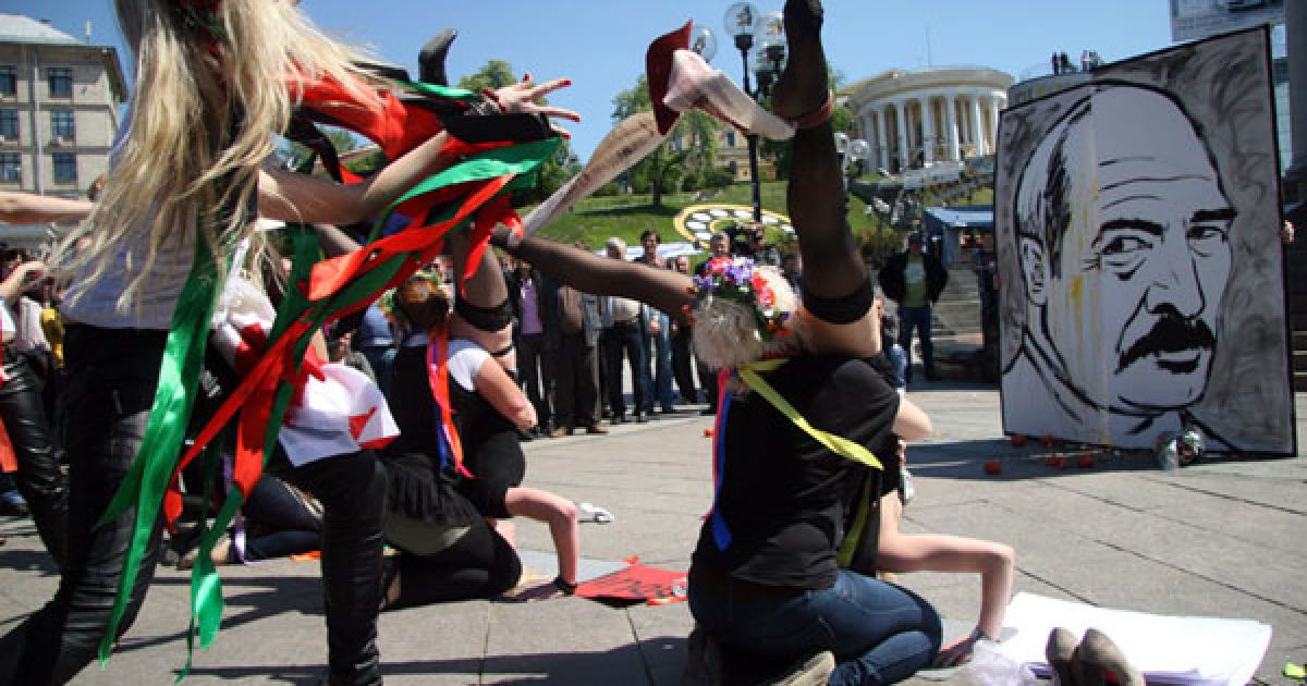 Дівчата з руху FEMEN у відвертих позах "рогаток" закидали яйцями і помідорами портрет президента Білорусі Олександра Лукашенка. / © Жіночий рух FEMEN