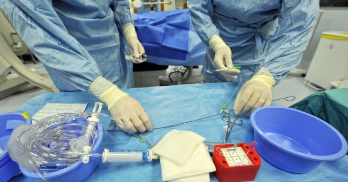 Для того, щоб мати можливість працювати, Чарльз відмовився від загального наркозу під час операції. / © swns.com