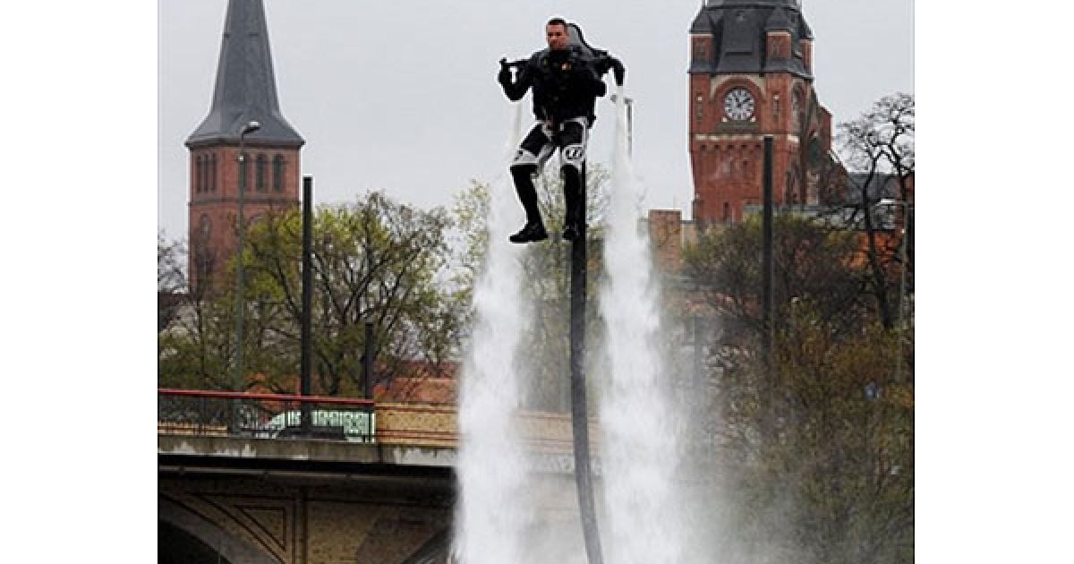 Німеччина, Берлін. Вейт Вундерліх за допомогою пристрою Jetlev-Flyer піднімається у повітря над річкою Спрі у Берліні. Залежно від ваги пілота, пристрій Jetlev-Flyer може підніматися на висоту до 10 метрів. / © AFP