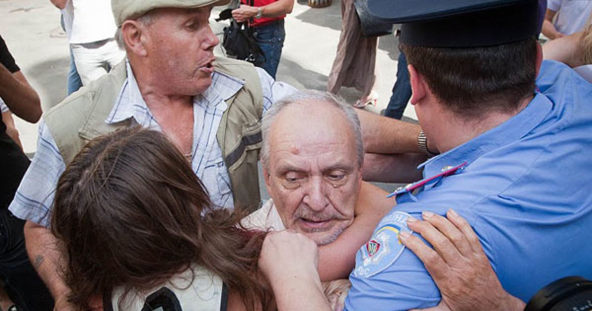 П&#039;ятеро міліціонерів встигли вхопити двох активісток руху FEMEN і склали на них протокол "за дрібне хуліганство".