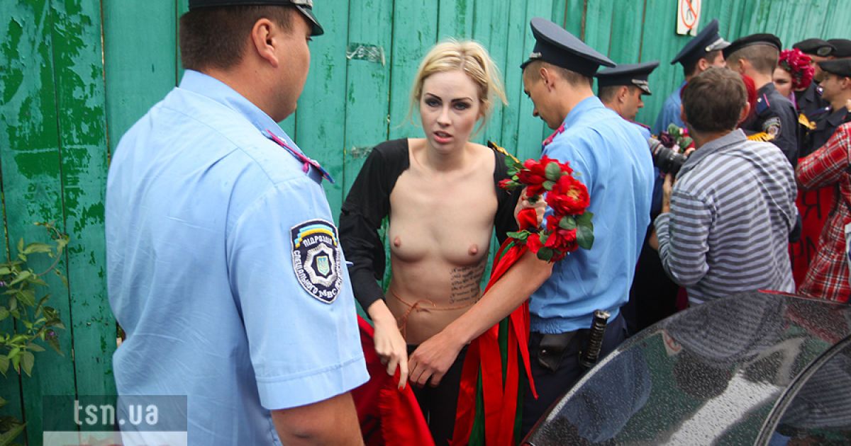 Активістки FEMEN влаштували під Верховною радою топлес-протест "Депутат, не бикуй!" проти пенсійної реформи.