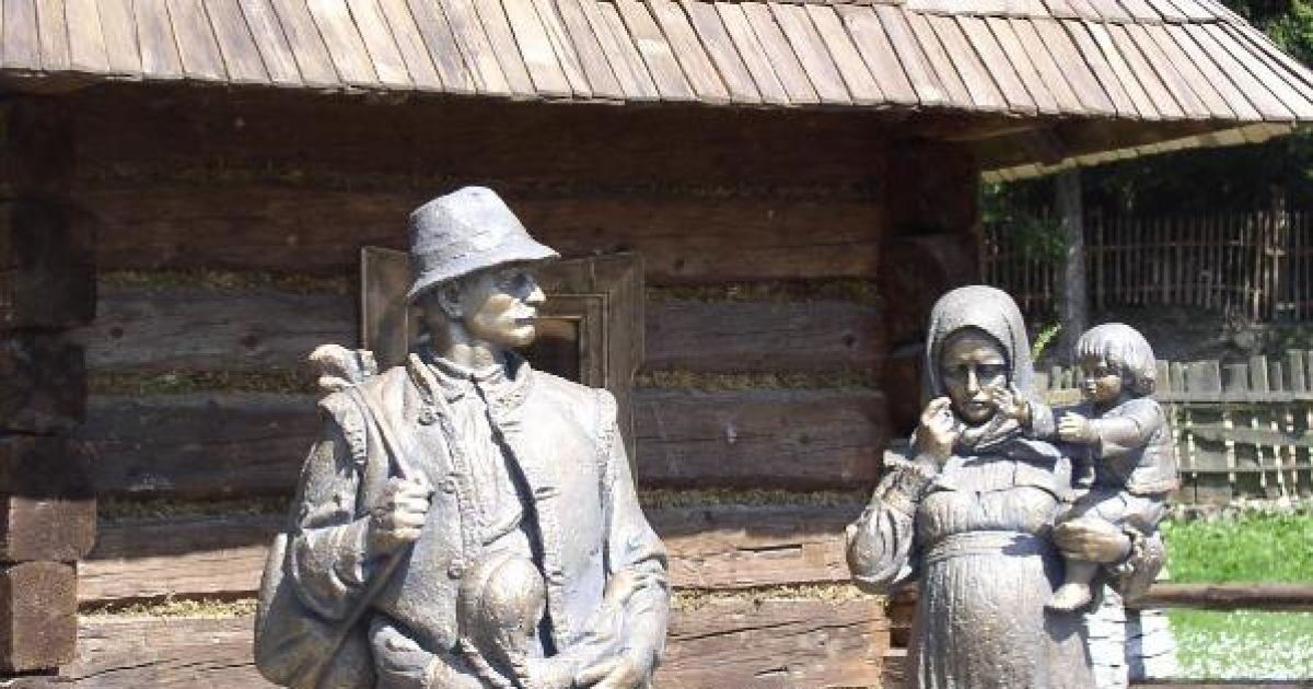 Перший в Україні пам&#039;ятник заробітчанам встановили у закарпатському селі Колочава. / © karpatnews.in.ua