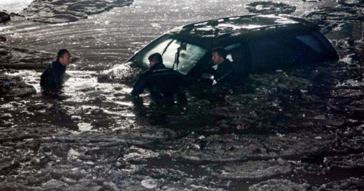 Місто перетворилось на один суцільний потік води. / © AFP