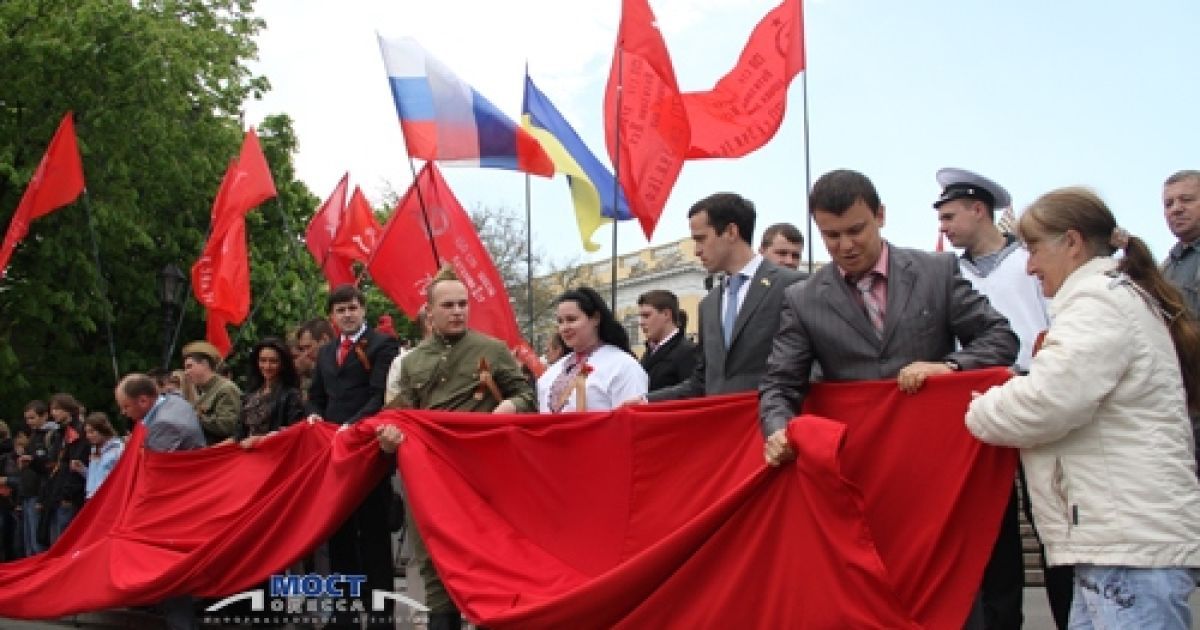 Прапор є збільшеною копією штурмового прапора, розміщеного 1 травня 1945 над німецьким Рейхстагом. / © Мост-Одесса