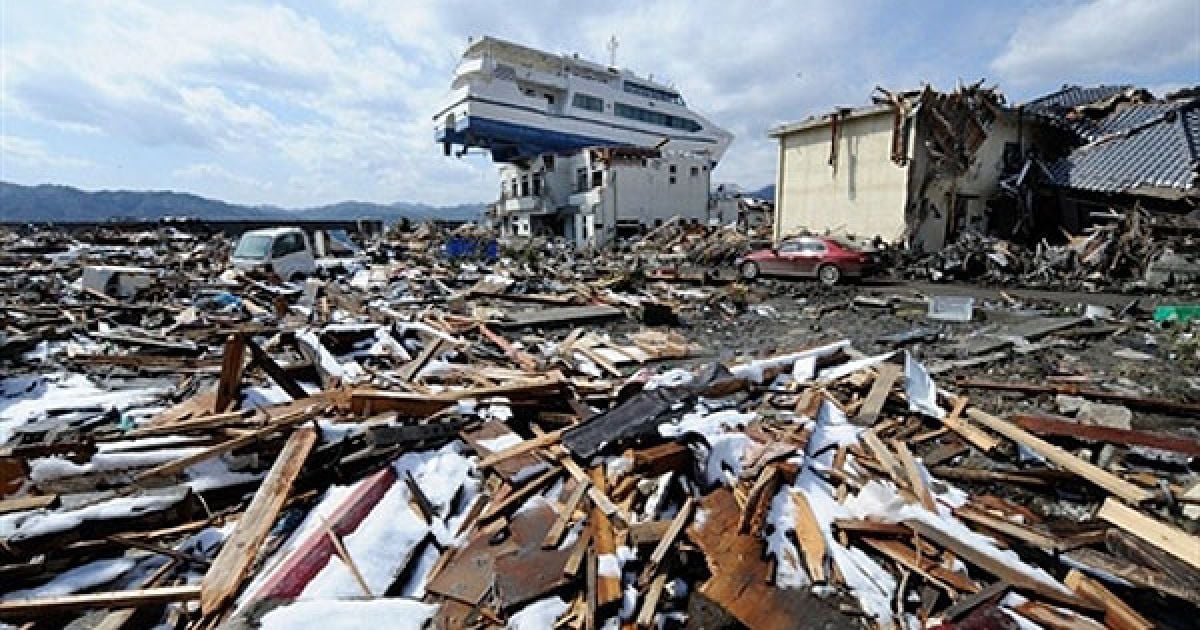 Японія, Отсучі. Круїзне судно лежить на даху двоповерхового будинку в місті Отсучі, префектура Івате. / © AFP