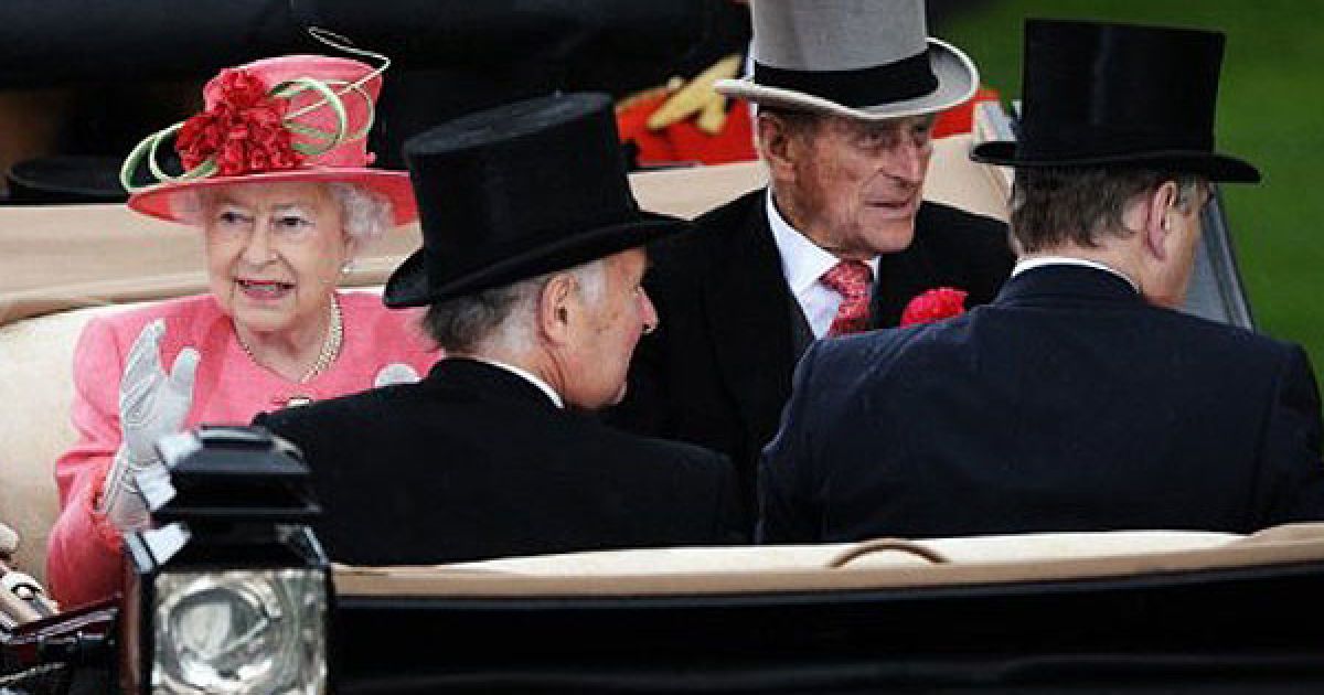 Відкрила королівські скачки Royal Ascot 2011 королева Великобританії Єлизавета ІІ.