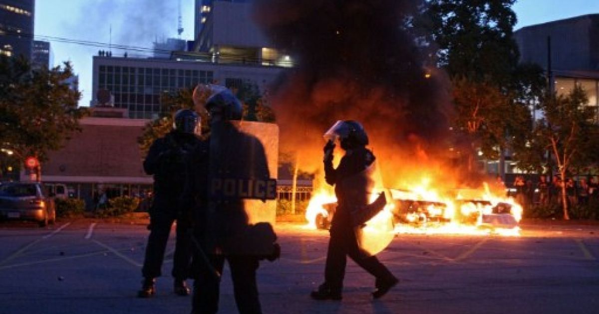 Після програшу "Ванкувер Кенакс" у фіналі Кубка Стенлі хокейні фанати влаштували погроми у Ванкувері. / © AFP