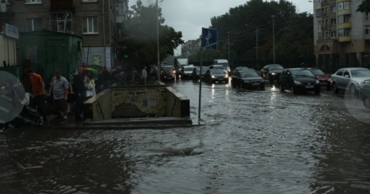 У Києві через сильні зливи було затоплено кілька вулиць, на дорогах маршрутки плавали по вікна у воді. / © Сегодня
