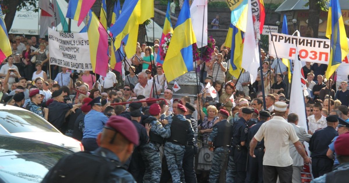 Перед Печерським судом в Києві, де слухається газова справа Тимошенко, зібралися тисячі прибічників екс-прем&#039;єра. / © bilozerska.livejournal.com