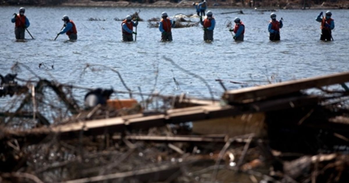 Японія, Ісіномакі. Японські пожежні розшукують у воді тіла загиблих від цунамі в затопленому районі Ісіномакі, префектура Міягі. / © AFP