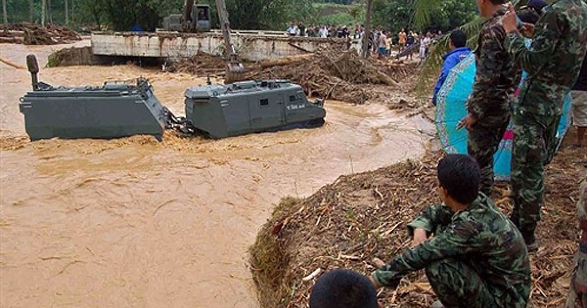 Таїланд, Крабі. Тайські солдати беруть участь у рятувальній операції на місці зсуву в південній провінції Таїланду. Повені на півднікраїни викликали численні зсуви, сотні туристів застрягли на островах. / © AFP